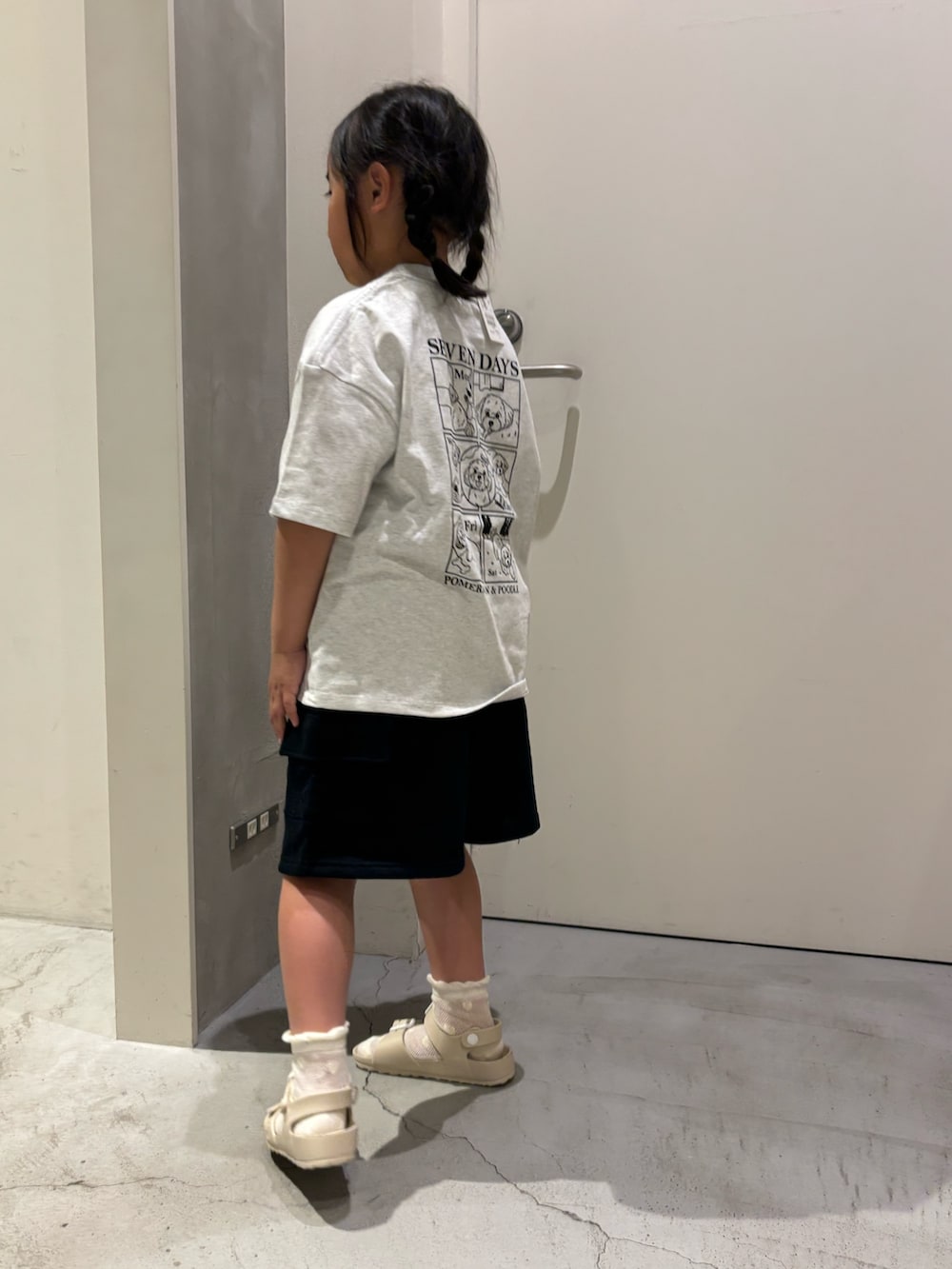 グレー系のTシャツ/カットソー、ブラック系のその他パンツを着用したキッズの夏コーディネートの2枚目の写真