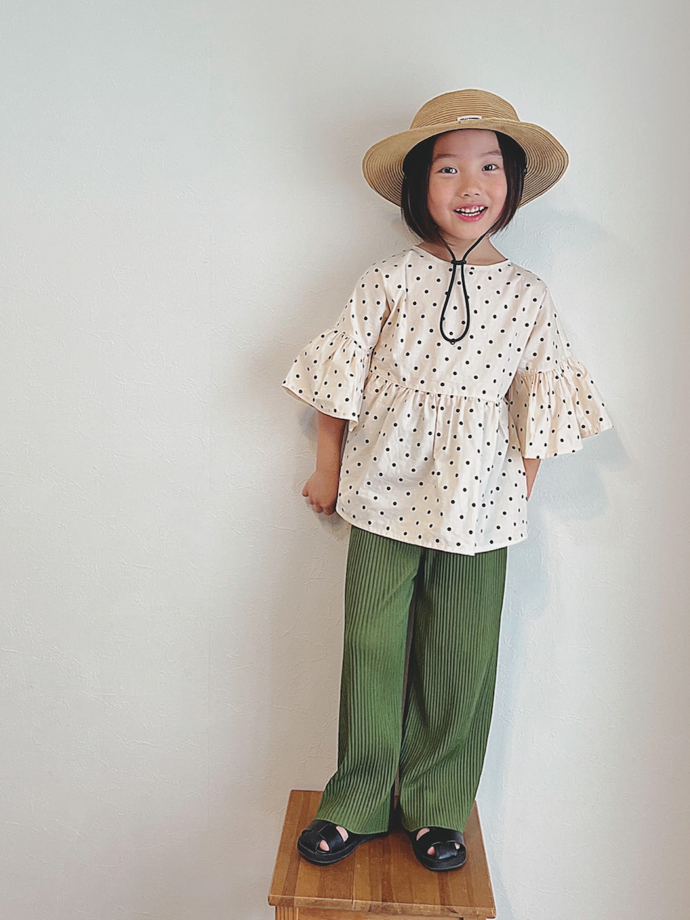 「このスタイルがお気に入り、キッズコーデ、夏コーデ、5歳、おんなのこ、休日スタイル、おでかけコーデ、麦わら帽子」｜「green label relaxingの◆GLR グルカ サンダル 17-23cm（サンダル、ブラック系）」を使った、ⓗⓜⓝさん（キッズ・110cm）の夏コーディネートの2枚目の写真