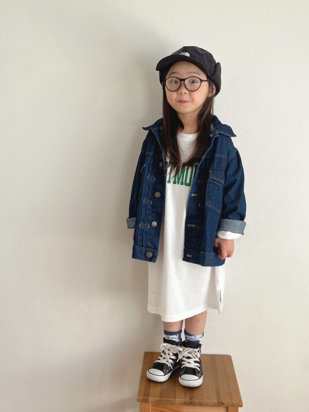 「キッズファッション、休日スタイル、シンプル、デニムジャケット、デニム、Tシャツワンピ、タイダイ柄、4歳、女の子、おんなのこ、娘コーデ、ビッグシルエット、めがね、コンバース、春服みてみて」｜「coca（coca）のキッズ 親子お揃いビッグシルエットプリントチュニック（チュニック、ホワイト系）」を使った、ⓗⓜⓝさん（キッズ・100cm）の冬コーディネートの2枚目の写真
