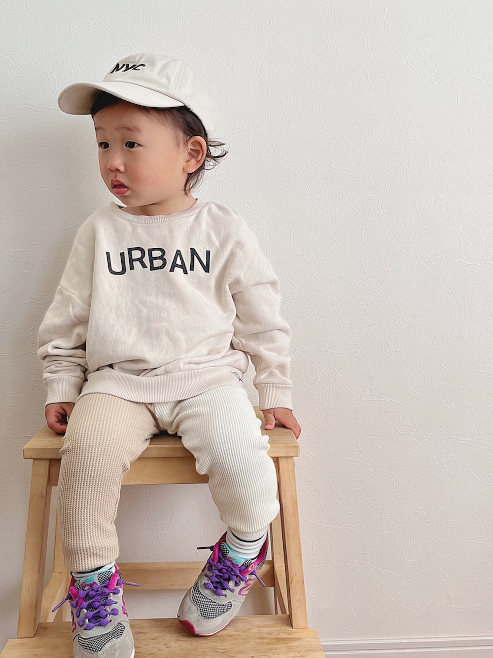 「プチプラ、男の子コーデ、1歳、おとこのこ、弟、ホワイト、冬コーデ、ホワイトコーデ」｜「BREEZEのベーシックロゴトレーナー（スウェット、ホワイト系）」を使った、ⓗⓜⓝさん（キッズ・80cm）の秋コーディネートの2枚目の写真