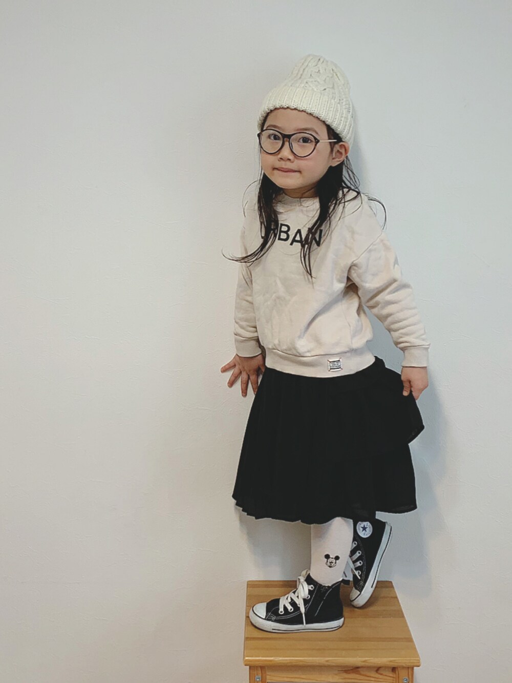 「キッズコーデ、カジュアルコーデ、4歳、女の子、おんなのこ、休日スタイル、むすこーで、モノトーン、シンプル」｜「Otonatoのプリーツティアードスカート【親子でおそろいリンクコーデ】（スカート、ブラック系）」を使った、ⓗⓜⓝさん（キッズ・100cm）の冬コーディネートの2枚目の写真