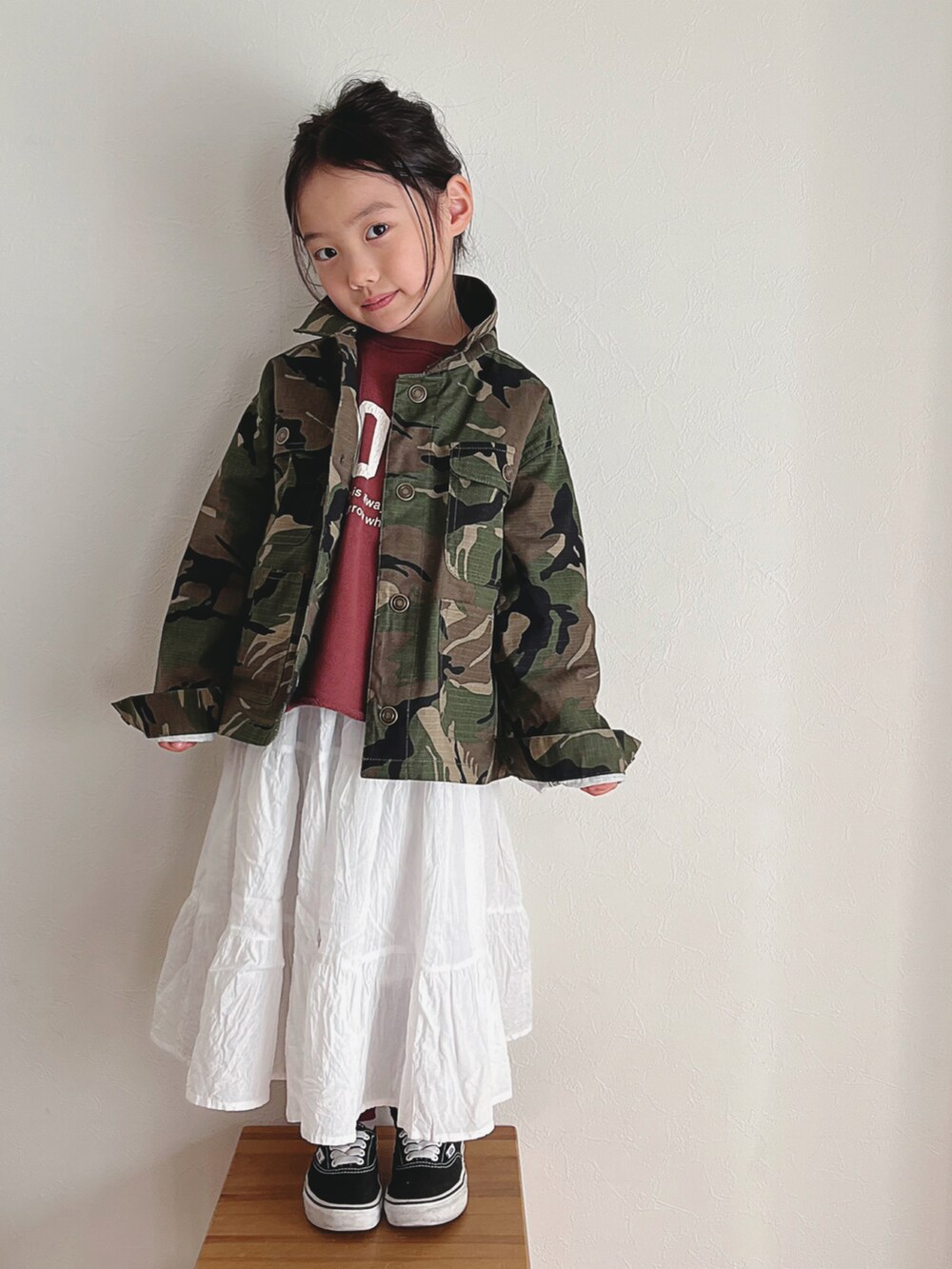 「カモフラ、迷彩、女の子、おんなのこ、ロングスカート、5歳、キッズコーデ、ロゴスウェット、休日スタイル」｜「coca（coca）のキッズ 迷彩柄 ポケットデザイン ジャケット（ミリタリージャケット、グリーン系）」を使った、ⓗⓜⓝさん（キッズ・100cm）の冬コーディネートの2枚目の写真