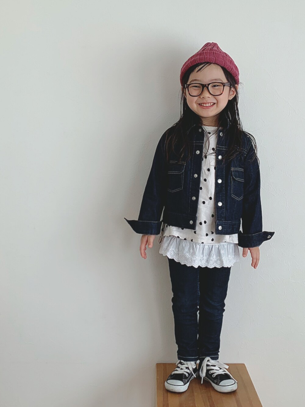 「休日スタイル、キッズファッション、女の子、おんなのこ、春コーデ、デニムオンデニム、LEE、ハイカットスニーカー、4歳、ニット帽」｜「LeeのLee/TAPERED（デニムパンツ、ブルー系）」を使った、ⓗⓜⓝさん（キッズ・100cm）の冬コーディネートの2枚目の写真