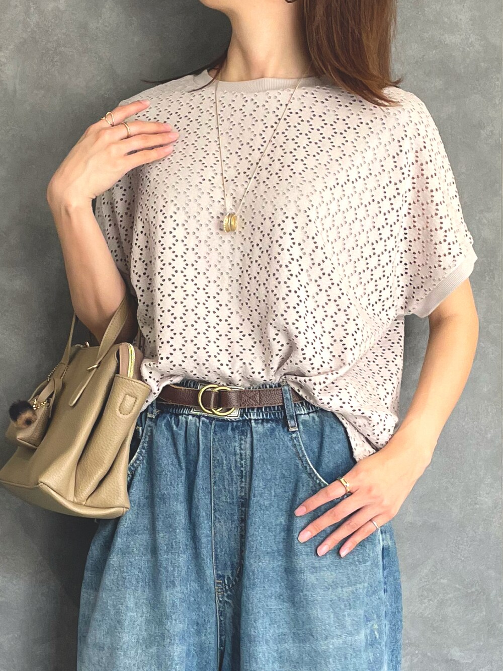 ブラック系のサンダル、ベージュ系のTシャツ/カットソー、ベージュ系のボストンバッグを着用したレディースの夏コーディネートの2枚目の写真