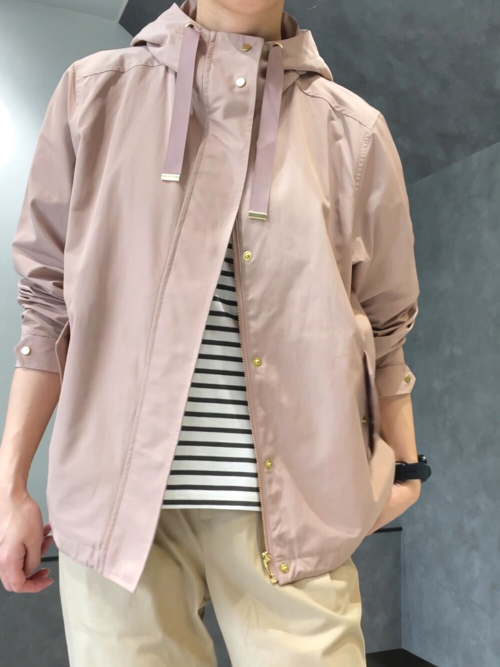 ピンク系のマウンテンパーカー、ホワイト系のTシャツ/カットソー、ブラック系のサンダルを着用したレディースの春コーディネートの4枚目の写真