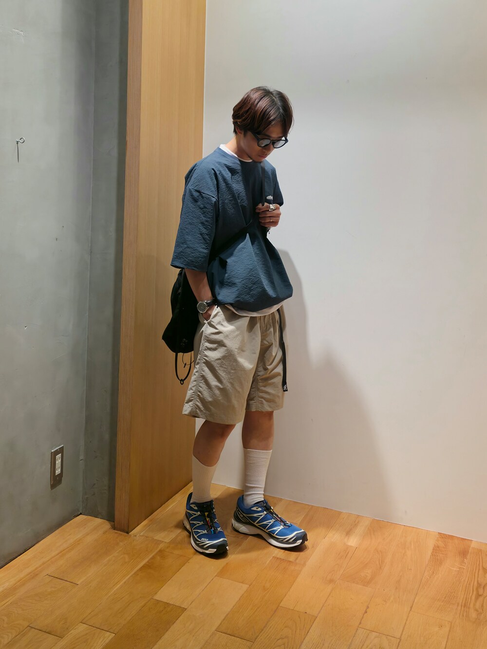 ブルー系のTシャツ/カットソー、ホワイト系のTシャツ/カットソー、グレー系のその他パンツを着用したメンズの夏コーディネートの2枚目の写真