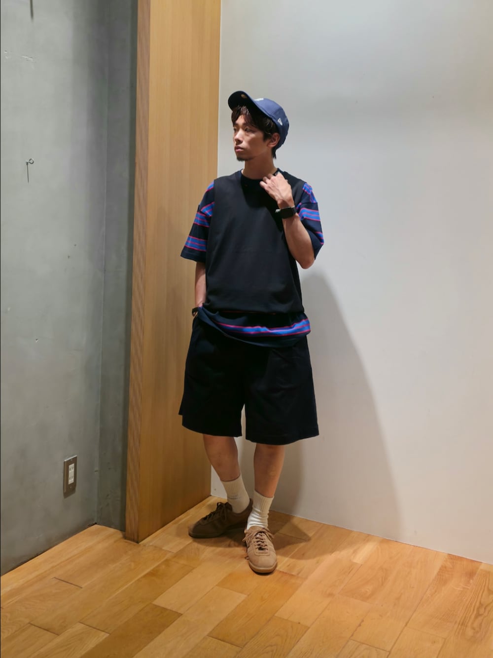 ブラック系のタンクトップ、ブルー系のTシャツ/カットソー、ブルー系のその他パンツを着用したメンズの夏コーディネートの4枚目の写真