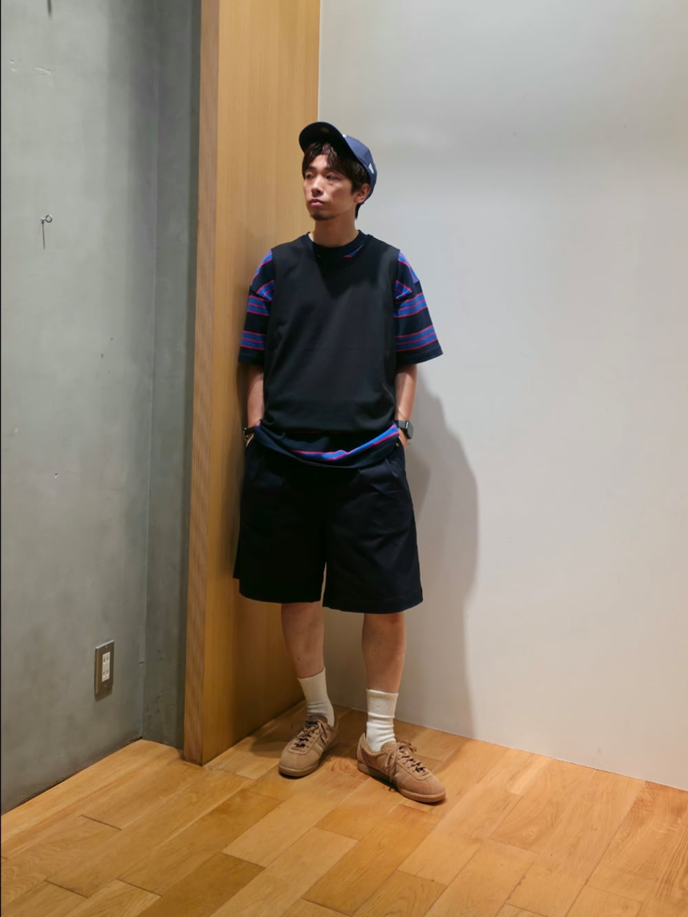 ブラック系のタンクトップ、ブルー系のTシャツ/カットソー、ブルー系のその他パンツを着用したメンズの夏コーディネートの3枚目の写真