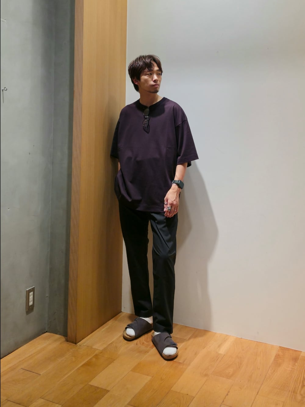 ブラック系のその他パンツ、グレー系のサンダル、ブラック系のナイロンジャケットを着用したメンズの夏コーディネートの4枚目の写真