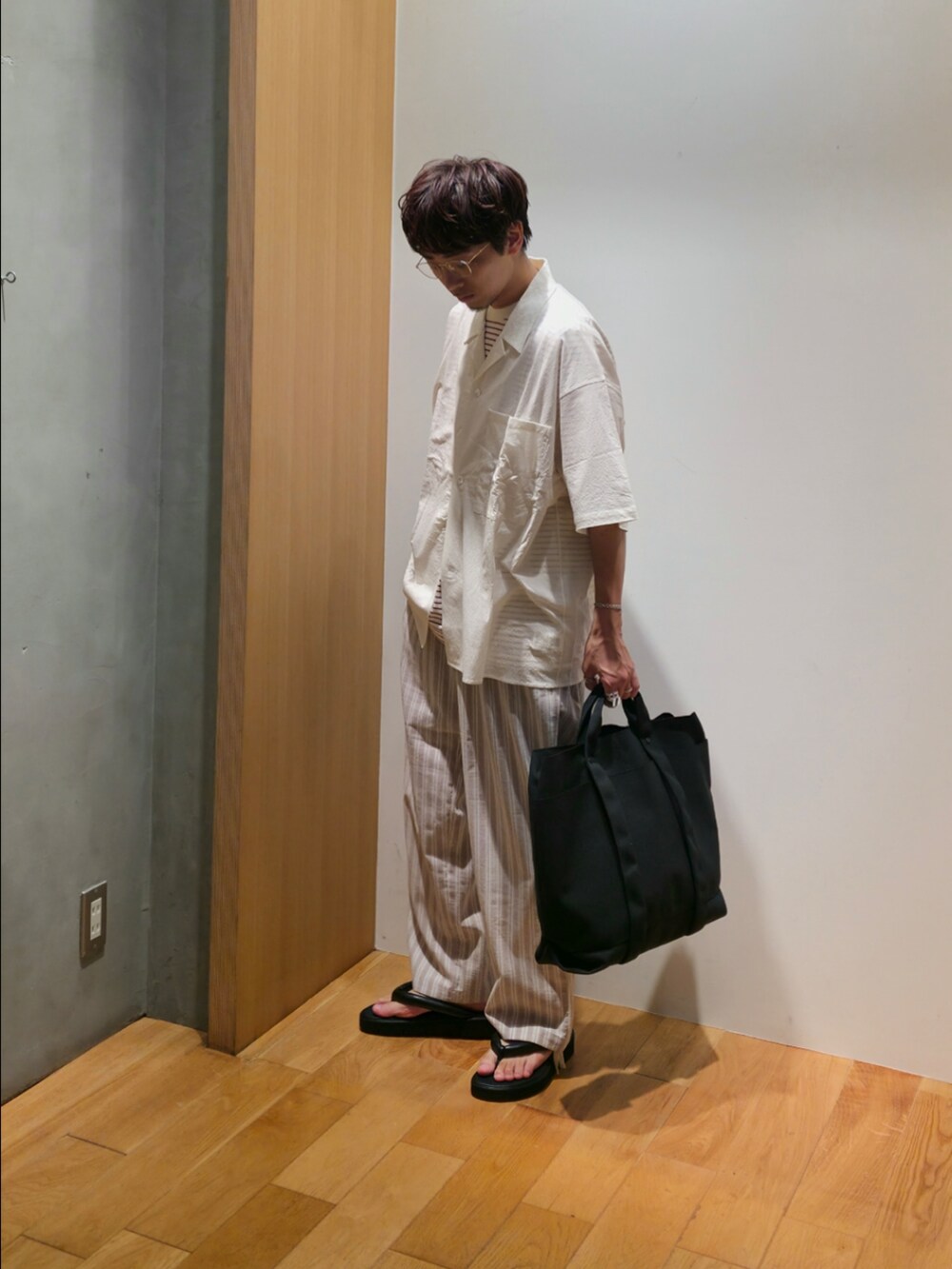 ホワイト系のシャツ/ブラウス、ベージュ系のTシャツ/カットソー、ブラウン系のその他パンツを着用したメンズの夏コーディネートの2枚目の写真