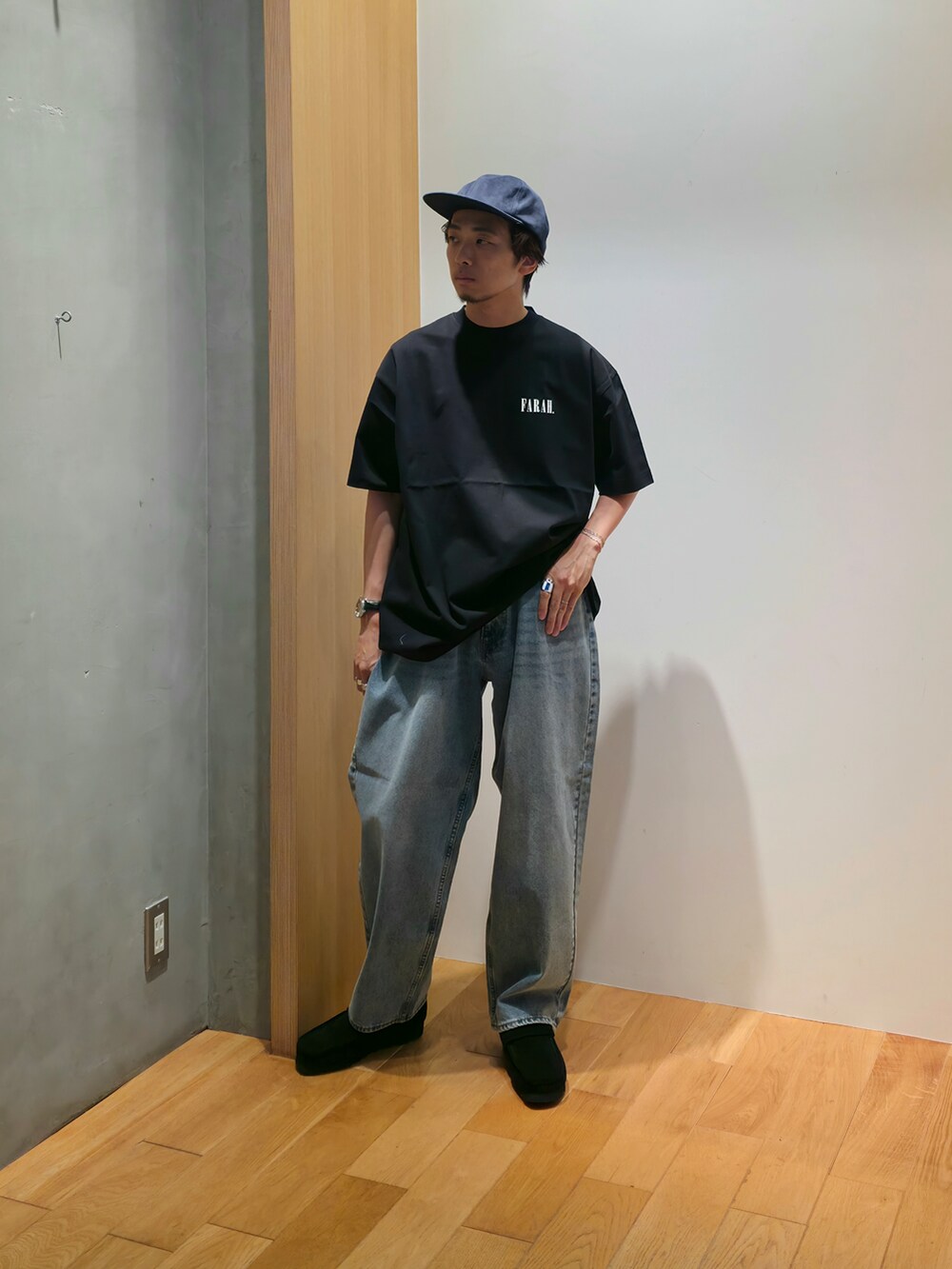 ブルー系のシャツ/ブラウス、ブラック系のTシャツ/カットソー、ブルー系のデニムパンツを着用したメンズの夏コーディネートの4枚目の写真