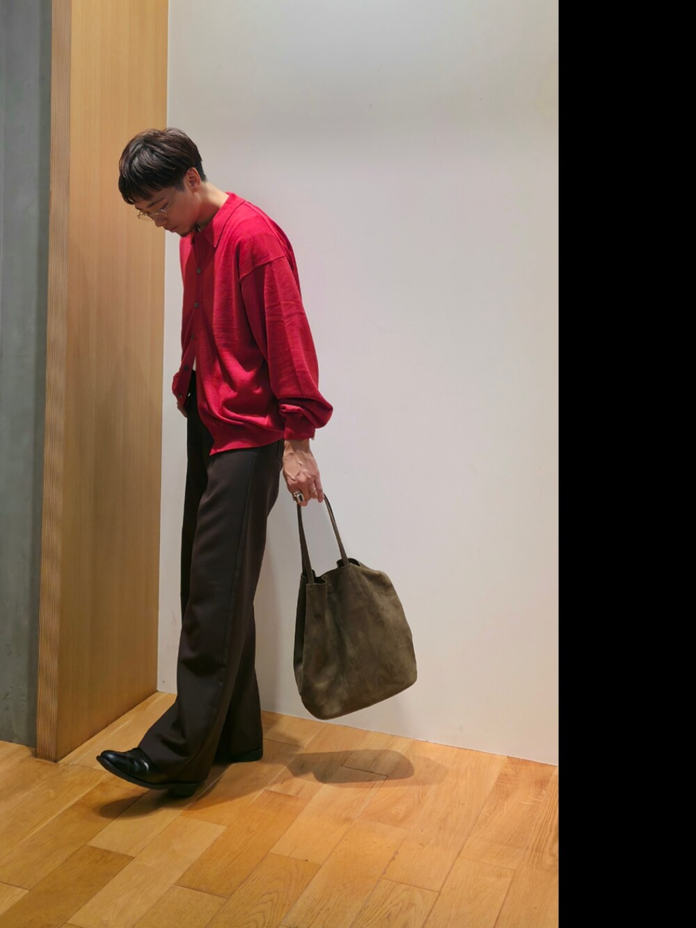 ブラウン系のニット/セーター、グリーン系のショルダーバッグ、その他のその他を着用したメンズの秋コーディネートの4枚目の写真