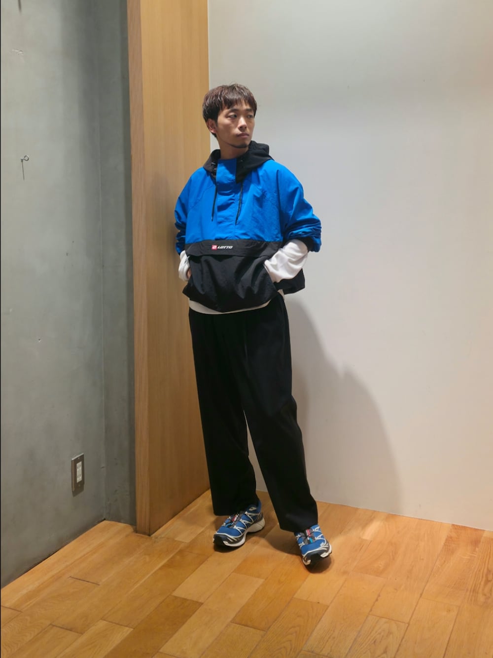 ブルー系のナイロンジャケット、ホワイト系のTシャツ/カットソー、ブルー系のその他パンツを着用したメンズの秋コーディネートの4枚目の写真