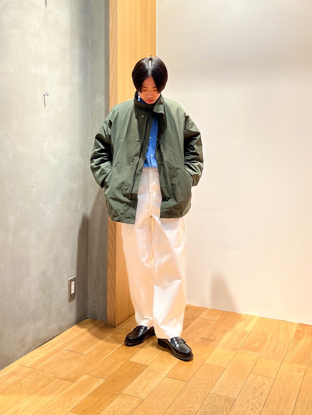 「スポーツミックス、シンプルコーデ、デートコーデ、ローファー、ストリート、レイヤードスタイル、春色、休日スタイル、きれいめカジュアル、スタンドカラー、チノパン、バンドカラーシャツ、ミリタリー、ブルゾン、24ssトレンド」|「URBAN RESEARCHのKOMATSU 3WAY SHORT MODS(ダウンジャケット/コート、グリーン系)」を使った、UR_SkmK.さん(メンズ・167cm)の冬コーディネートの2枚目の写真