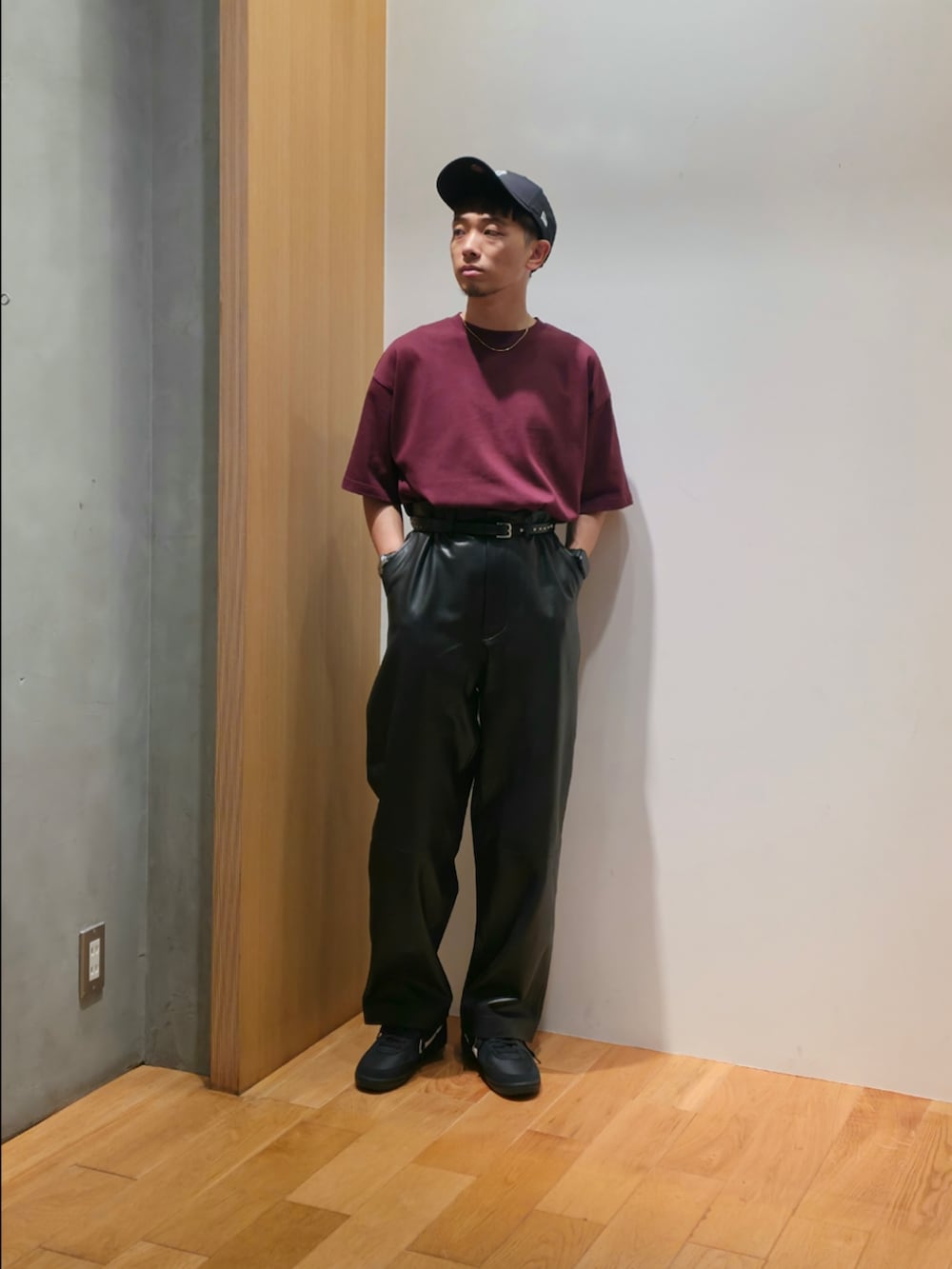 ブラウン系のその他アウター、レッド系のTシャツ/カットソー、ブラック系のその他パンツを着用したメンズの秋コーディネートの5枚目の写真