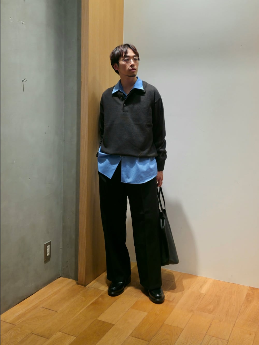 ブラウン系のニット/セーター、ブルー系のシャツ/ブラウス、ブラック系のその他パンツを着用したメンズの秋コーディネートの4枚目の写真