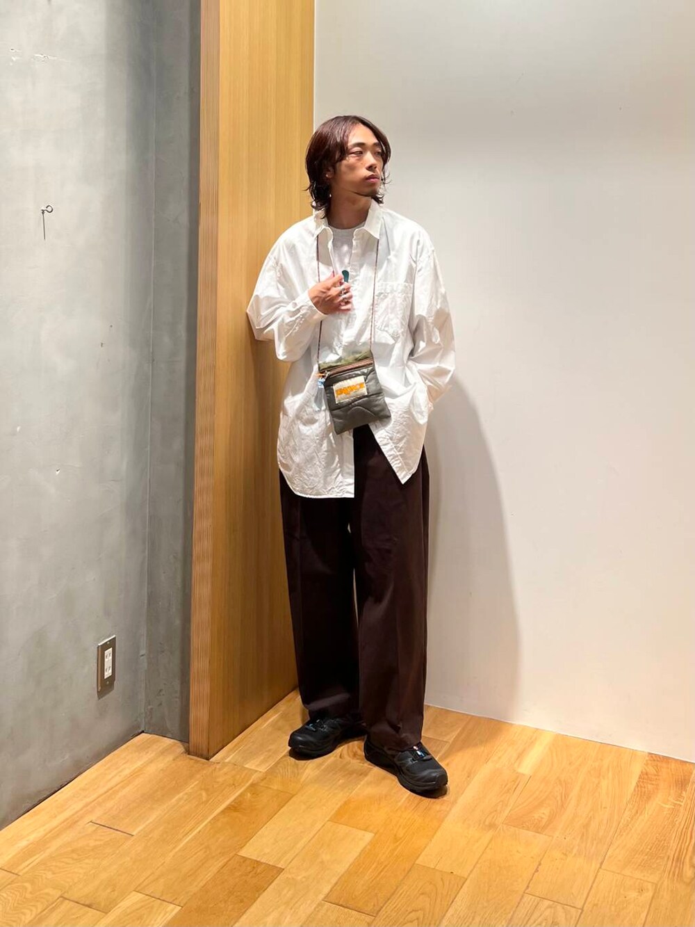 ブラウン系のその他パンツ、ホワイト系のシャツ/ブラウス、ブラック系のスニーカーを着用したメンズの夏コーディネートの3枚目の写真