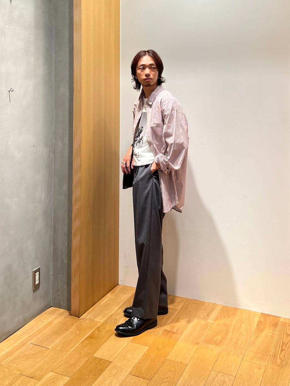 グレー系のその他パンツ、その他のシャツ/ブラウス、ブラック系のショルダーバッグを着用したメンズの夏コーディネートの4枚目の写真