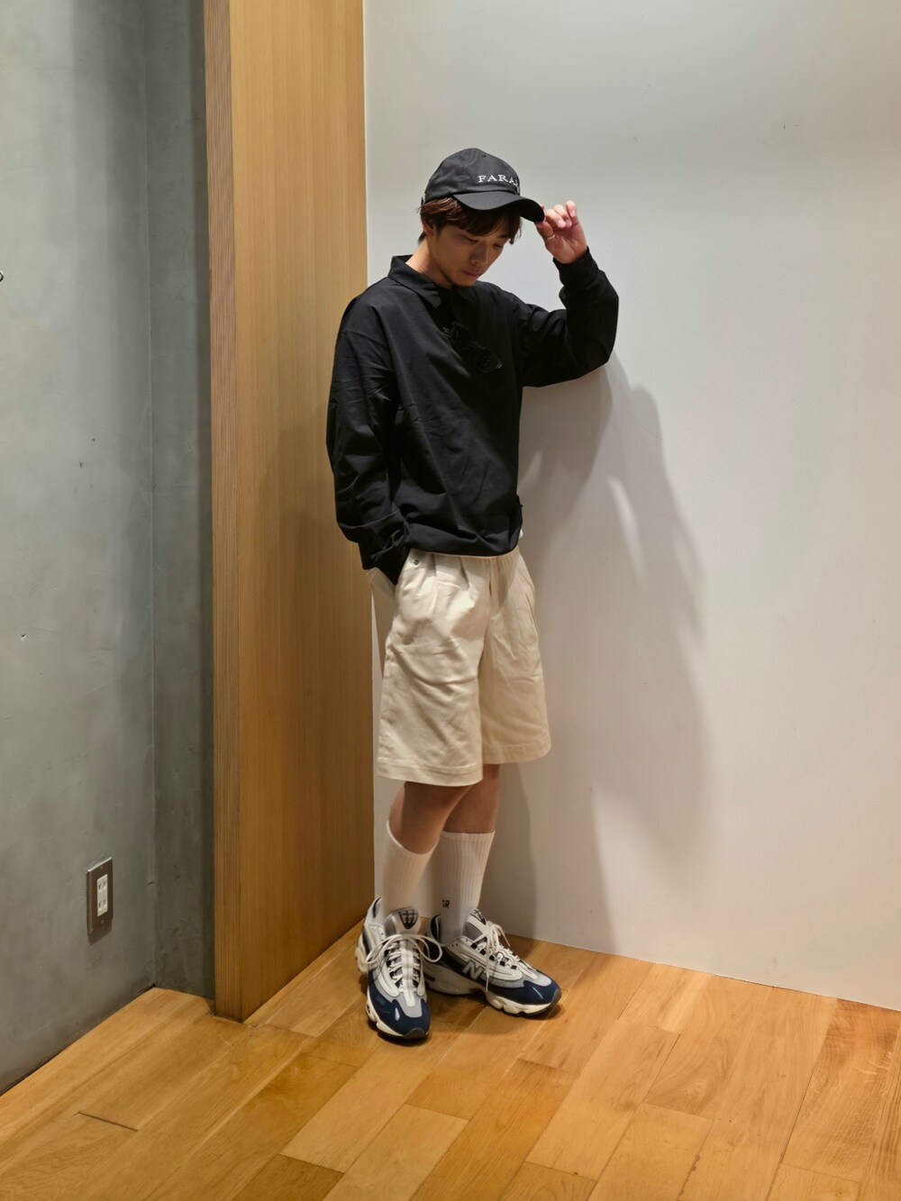 ブルー系のポロシャツ、ホワイト系のTシャツ/カットソー、ホワイト系のその他パンツを着用したメンズの夏コーディネートの3枚目の写真