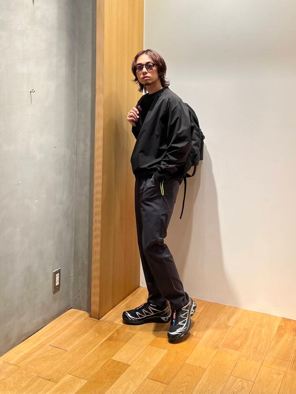 ブラック系のTシャツ/カットソー、グレー系のその他パンツ、ブラック系のバックパック/リュックを着用したメンズの夏コーディネートの4枚目の写真