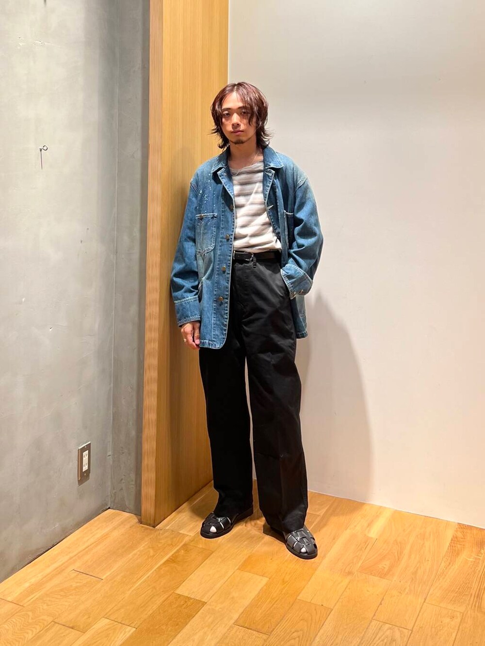 ブラック系のサンダル、グレー系のTシャツ/カットソー、ブラック系のその他パンツを着用したメンズの夏コーディネートの5枚目の写真