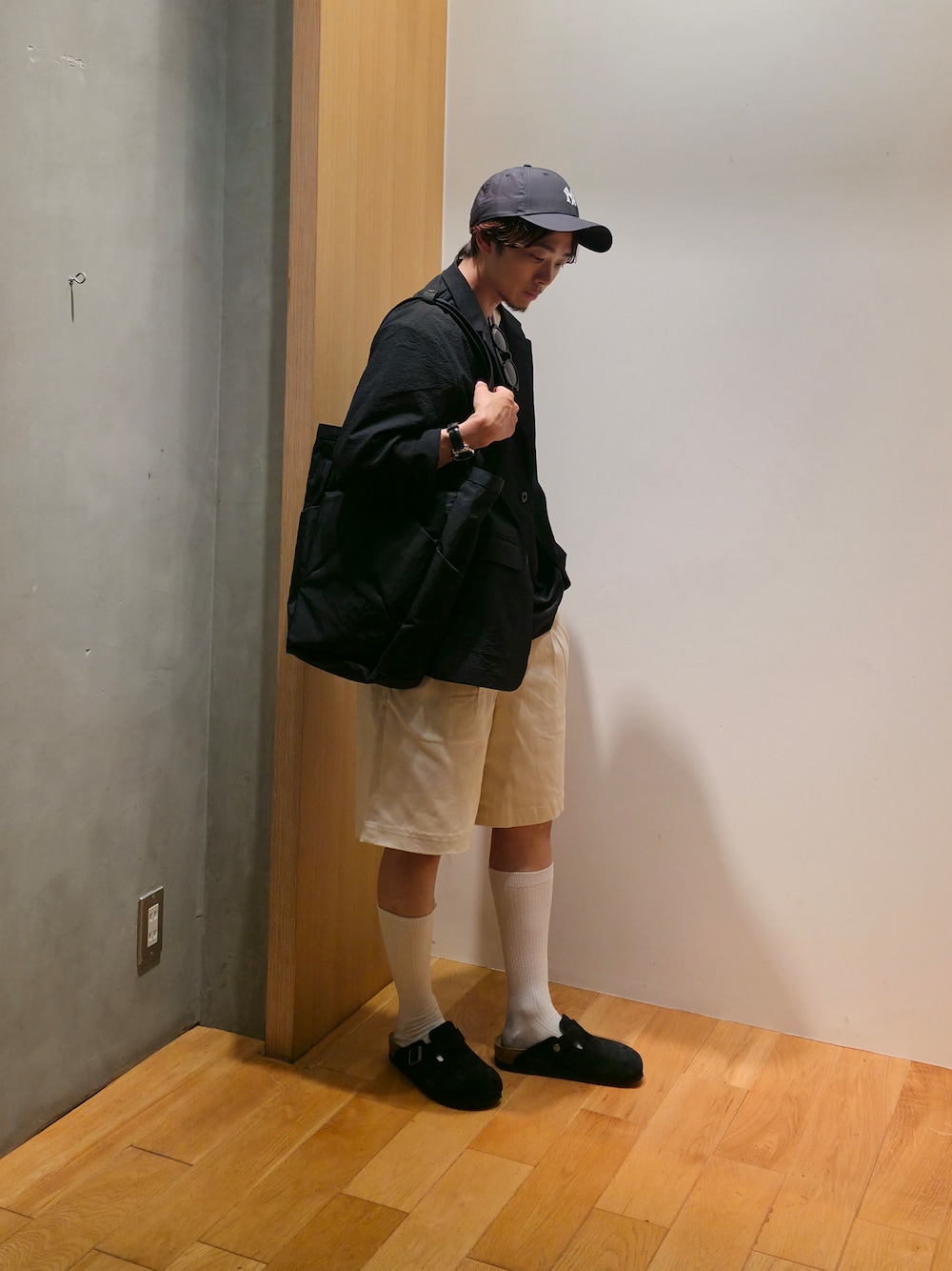 ブラック系のその他アウター、ブラック系のTシャツ/カットソー、ホワイト系のその他パンツを着用したメンズの夏コーディネートの2枚目の写真