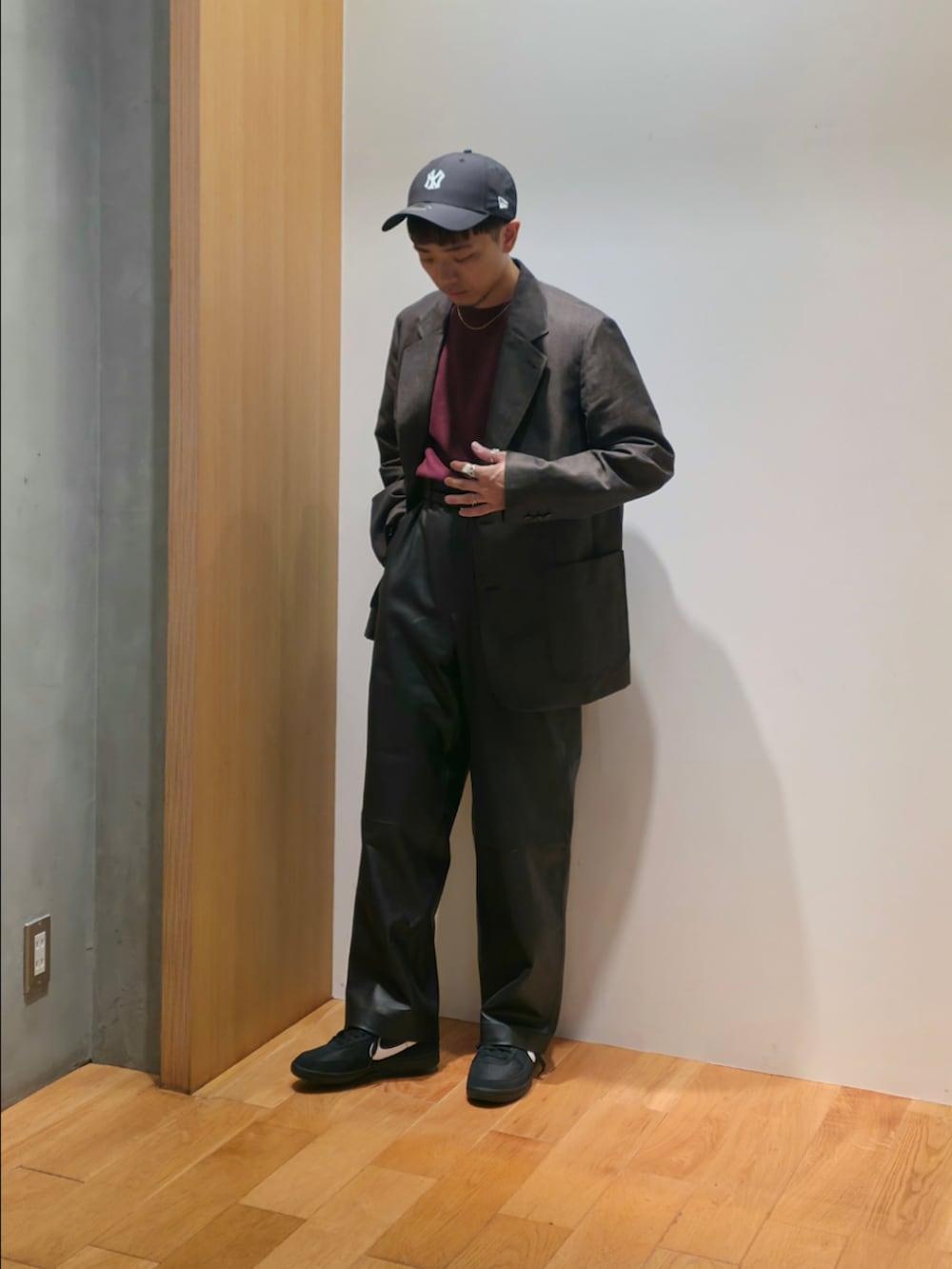 ブラウン系のその他アウター、レッド系のTシャツ/カットソー、ブラック系のその他パンツを着用したメンズの秋コーディネートの4枚目の写真