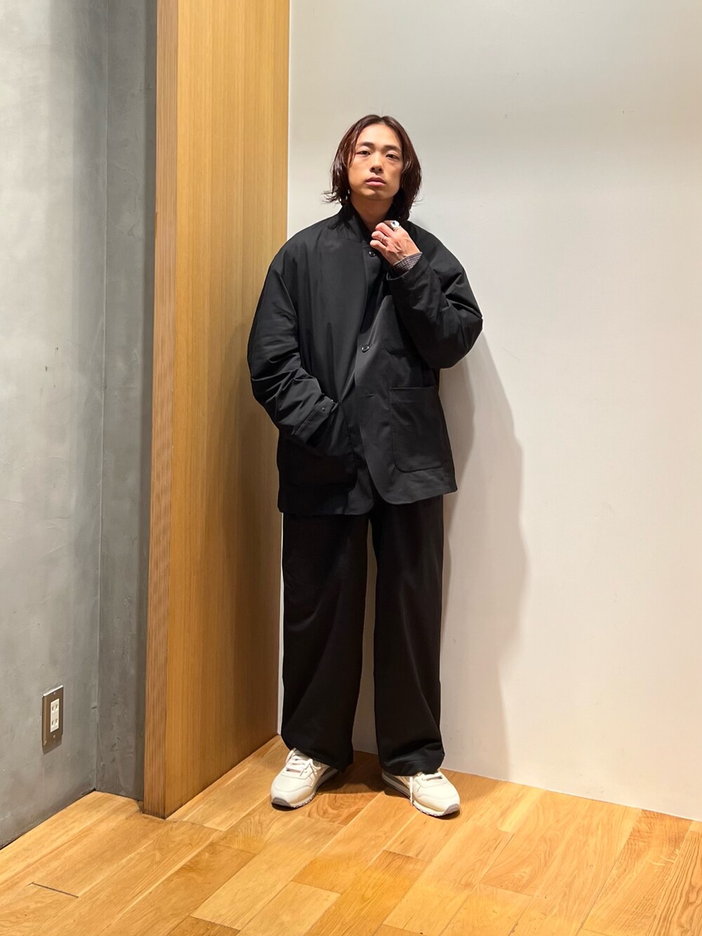 ブラック系のその他パンツ、ブルー系のシャツ/ブラウス、ブラック系のその他アウターを着用したメンズの秋コーディネートの3枚目の写真