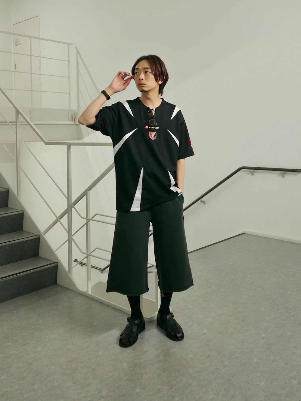 「セットアップ、大人カジュアル、最近のいい感じコーデ、モノトーン、フレアパンツ、メガネ男子、スポーツミックス、春夏コーデ、淡色コーデ、シンプルコーデ、レイヤードスタイル、きれいめカジュアル、休日スタイル、サングラス、ワイドパンツ」|「URBAN RESEARCHのGGG Double Tailored Jacket(その他アウター、ベージュ系)」を使った、UR_SkmK.さん(メンズ・167cm)の春コーディネートの4枚目の写真