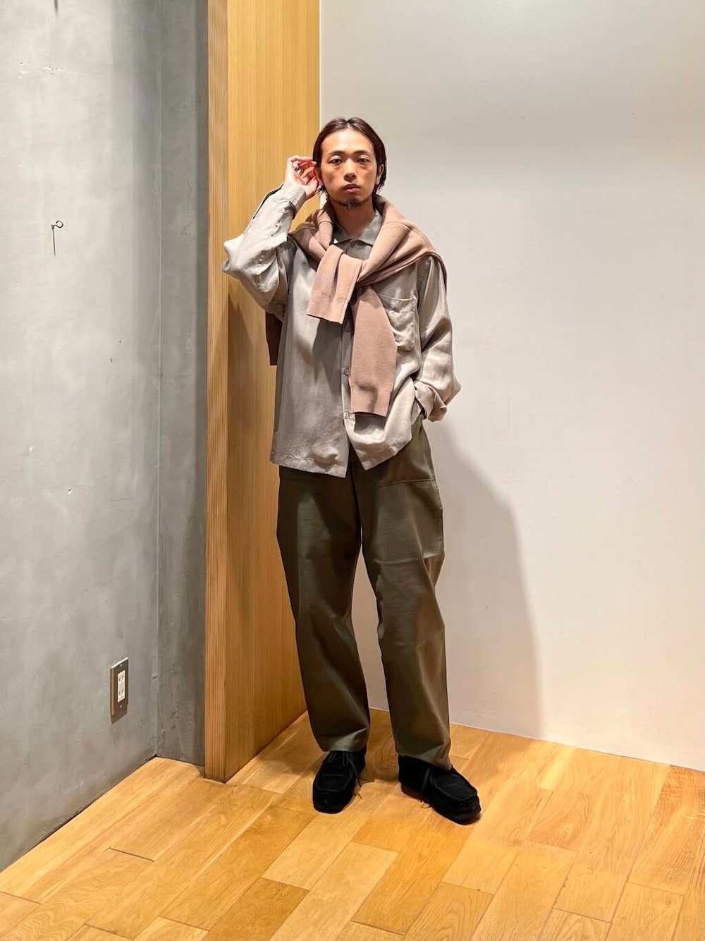 ブラック系のその他シューズ、ベージュ系のシャツ/ブラウス、ベージュ系のカーディガン/ボレロを着用したメンズの秋コーディネートの2枚目の写真