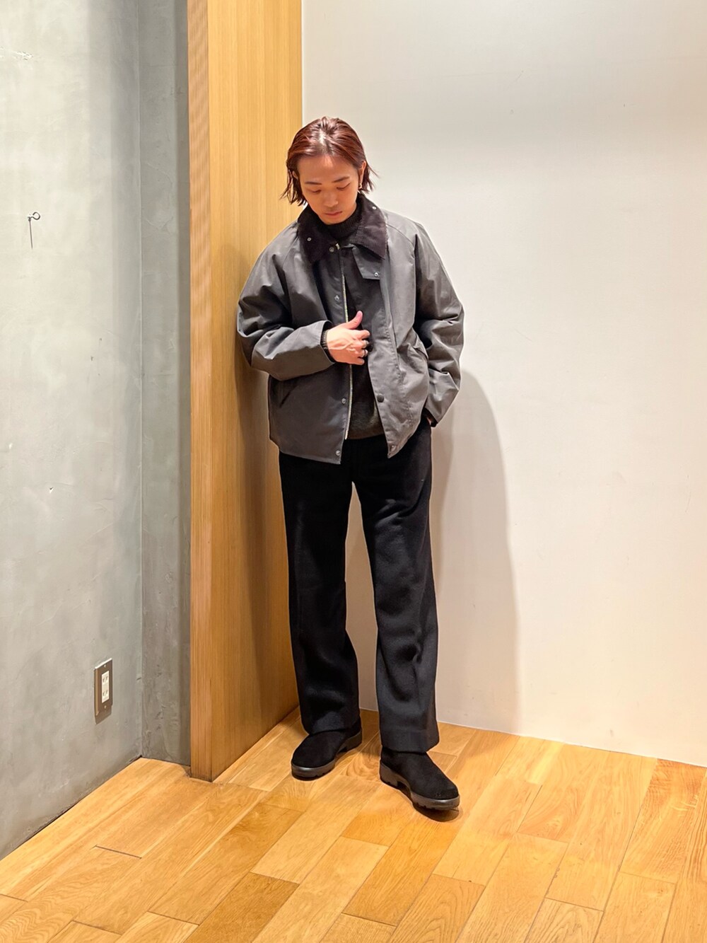 「クリスマスに着たい服、モノトーン、ブーツ、ニット、テーマパークコーデ、レザー、チェック、マイベストコーデ2024、冬コーデ、休日スタイル、きれいめカジュアル、レイヤードスタイル、ワイドパンツ、お出かけコーデ、シンプルコーデ」｜「BarbourのBarbour　os transport wax jacket（その他アウター、グレー系）」を使った、UR_SkmK.さん（メンズ・167cm）の冬コーディネートの3枚目の写真