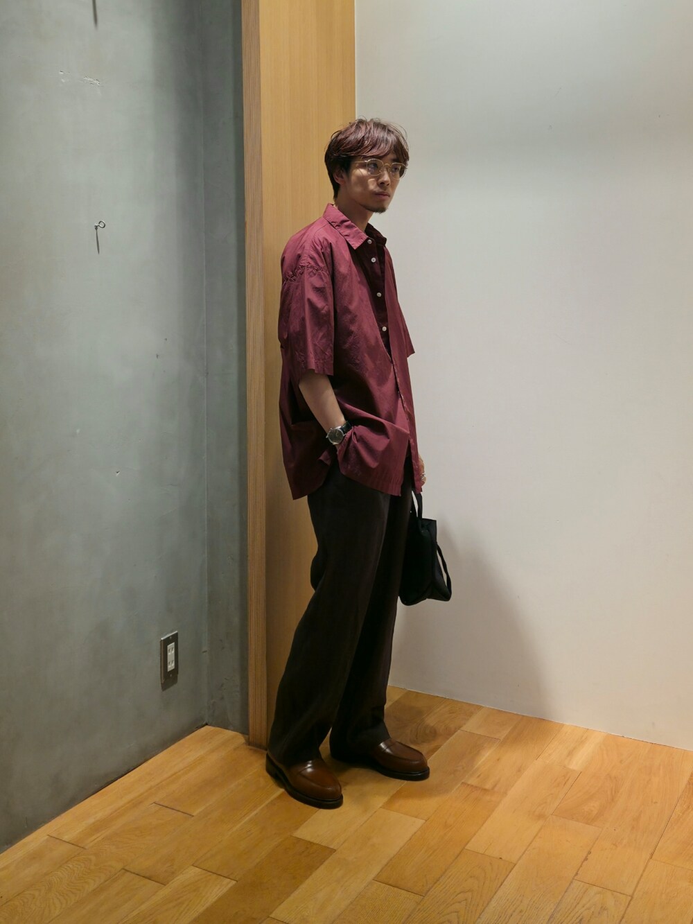 レッド系のシャツ/ブラウス、グレー系のTシャツ/カットソー、ブラック系のその他パンツを着用したメンズの夏コーディネートの2枚目の写真