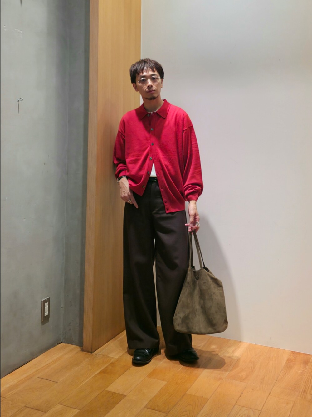 ブラウン系のニット/セーター、グリーン系のショルダーバッグ、その他のその他を着用したメンズの秋コーディネートの5枚目の写真