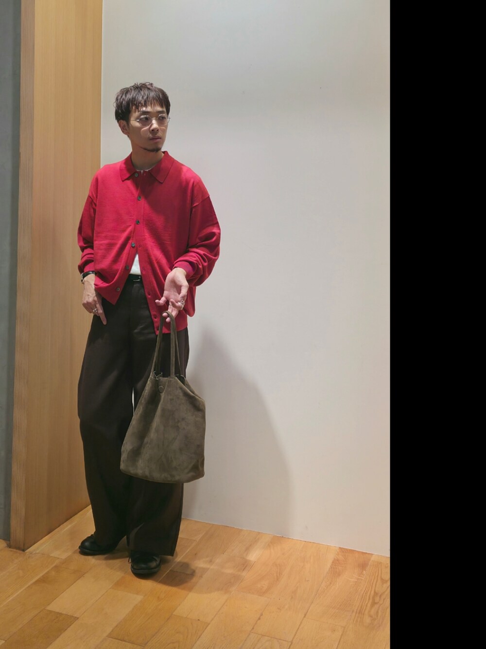 ブラウン系のニット/セーター、グリーン系のショルダーバッグ、その他のその他を着用したメンズの秋コーディネートの3枚目の写真