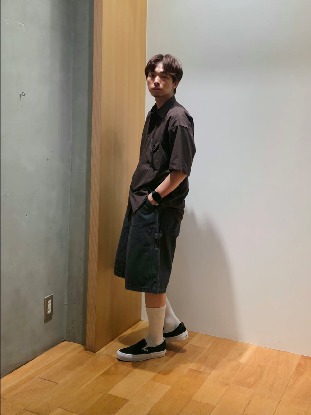 ブルー系のその他アウター、レッド系のシャツ/ブラウス、ブラック系のその他パンツを着用したメンズの夏コーディネートの4枚目の写真