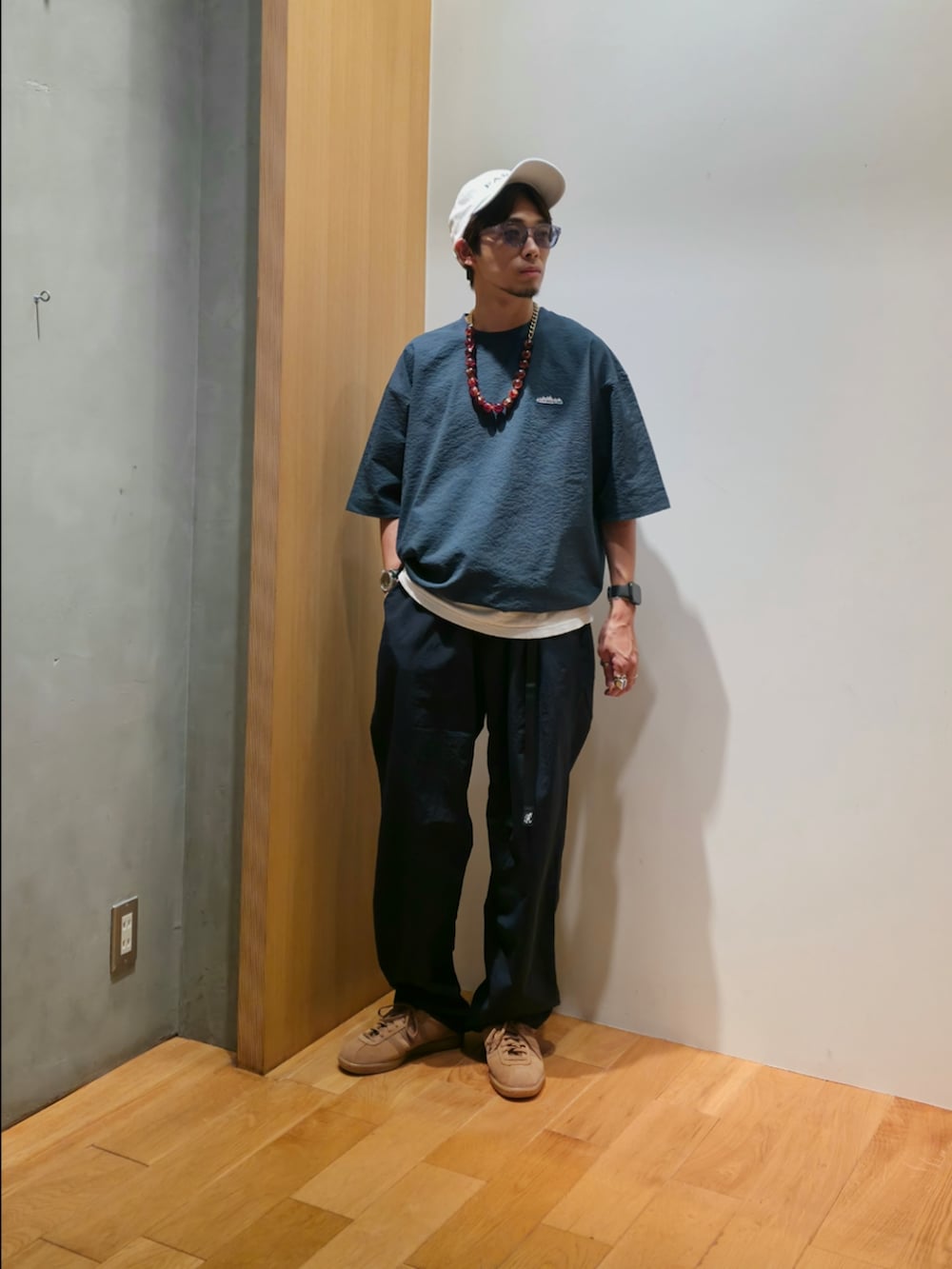 ブルー系のTシャツ/カットソー、ホワイト系のタンクトップ、ブルー系のその他パンツを着用したメンズの夏コーディネートの3枚目の写真