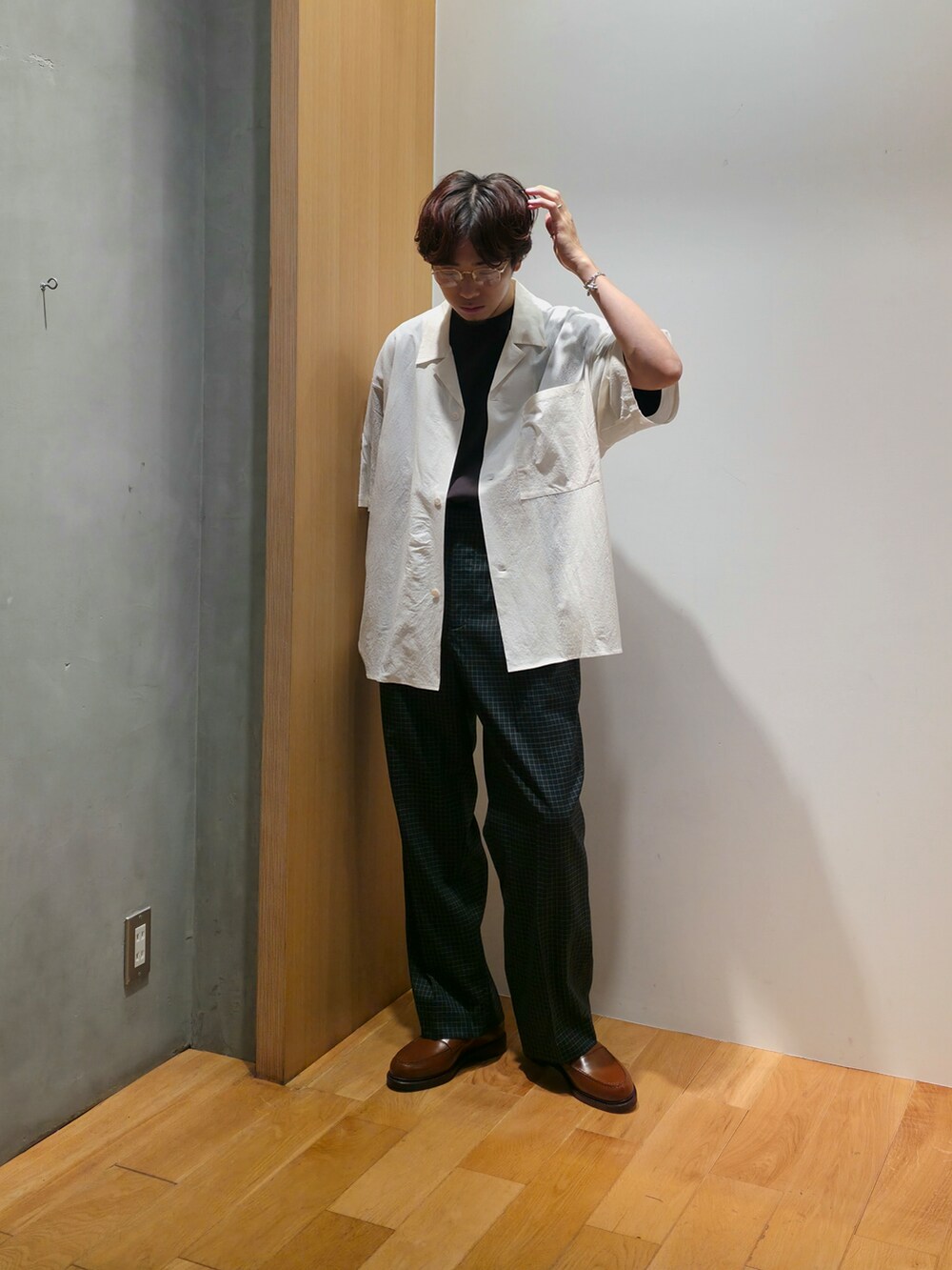 ホワイト系のシャツ/ブラウス、グレー系のTシャツ/カットソー、ブラック系のその他パンツを着用したメンズの夏コーディネートの2枚目の写真