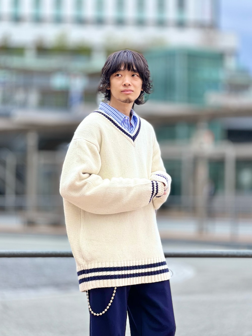 「ニット、ビッグシルエット、ストリート、冬コーデ、レイヤードスタイル、カラーニット、オーバーサイズ、スニーカーコーデ、休日スタイル、ストライプシャツ、シンプルコーデ、チルデンニット、ゆるコーデ、オーバーシャツ、マイベストコーデ2021」｜「URBAN RESEARCHのメリノウールチルデンニット（ニット/セーター、ホワイト系）」を使った、UR_SkmK.さん（メンズ・167cm）の冬コーディネートの3枚目の写真