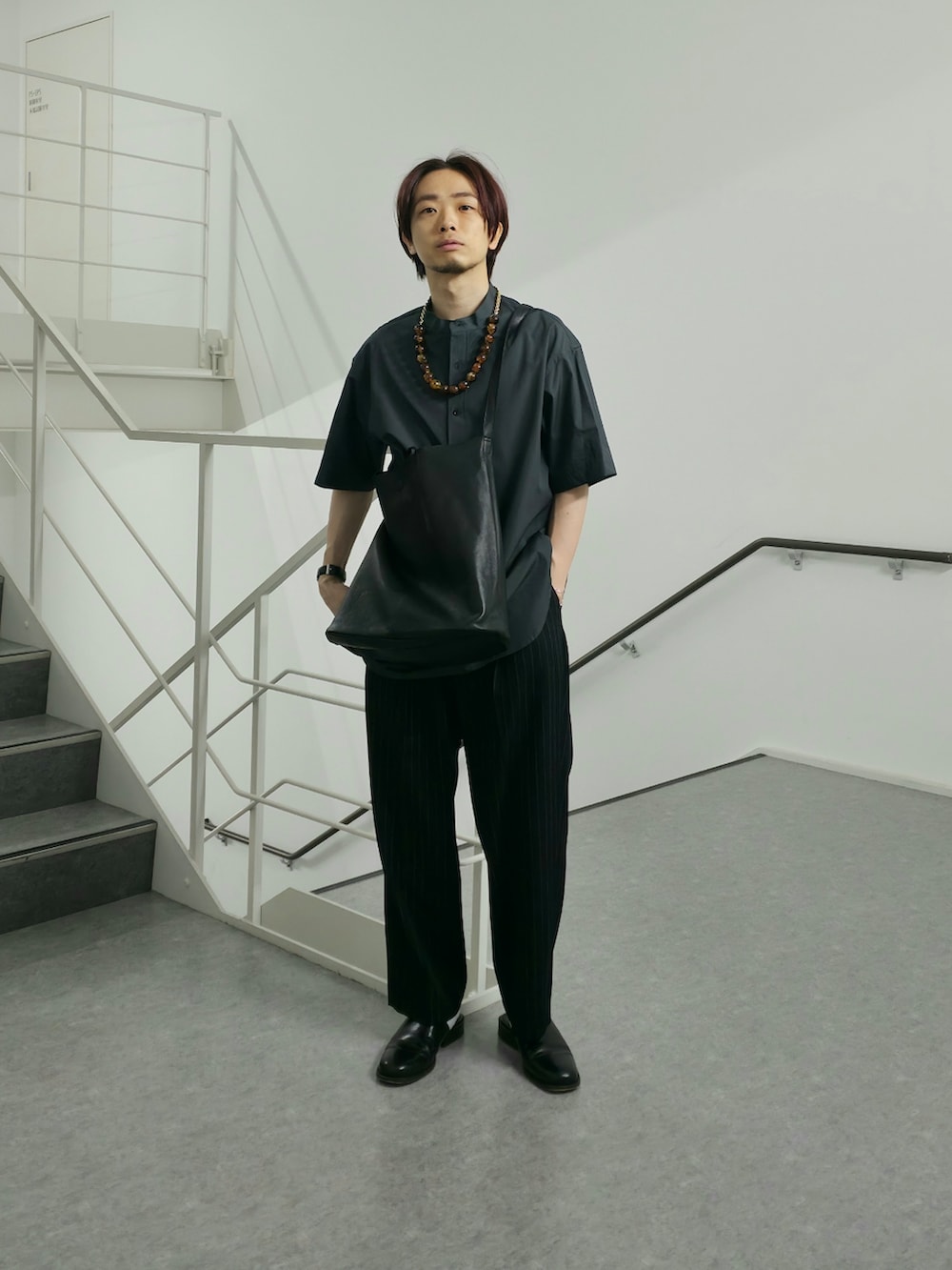 ブラック系のナイロンジャケット、グリーン系のシャツ/ブラウス、その他のその他パンツを着用したメンズの春コーディネートの4枚目の写真