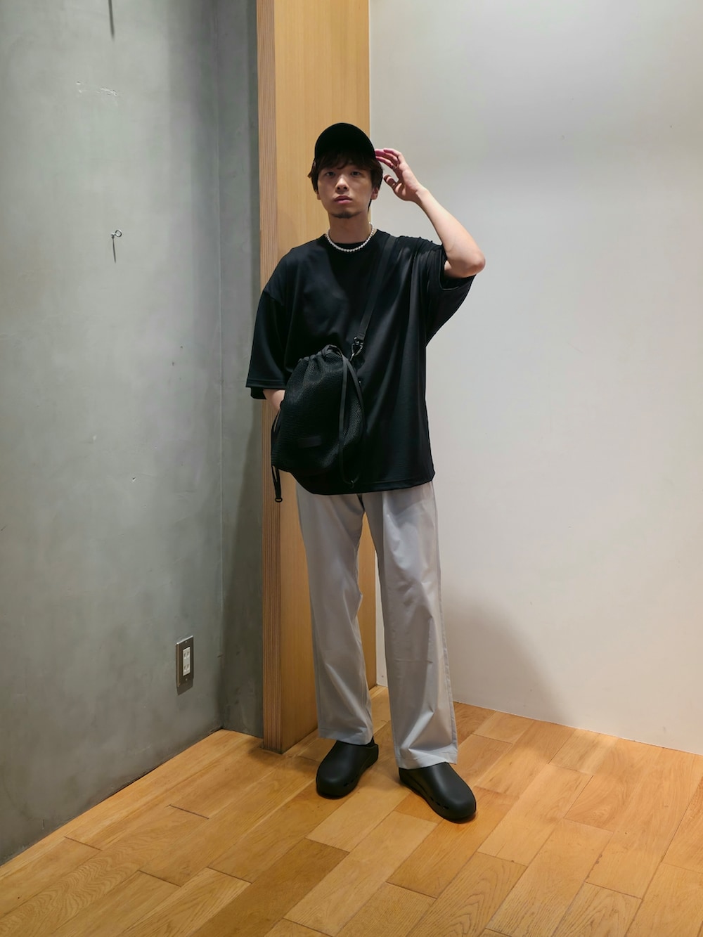 「スポーツミックス、サンダル、黒Tシャツ、雨の日コーデ、モノトーン、デートコーデ、淡色コーデ、キャップ、きれいめカジュアル、レイヤードスタイル、Tシャツ、夏コーデ、ショルダーバッグ、ブラックコーデ、大人カジュアル」|「URBAN RESEARCHのnew basic ウォッシャブルメリノウールショートスリーブTシャツ(Tシャツ/カットソー、ブラック系)」を使った、UR_SkmK.さん(メンズ・167cm)の夏コーディネートの3枚目の写真