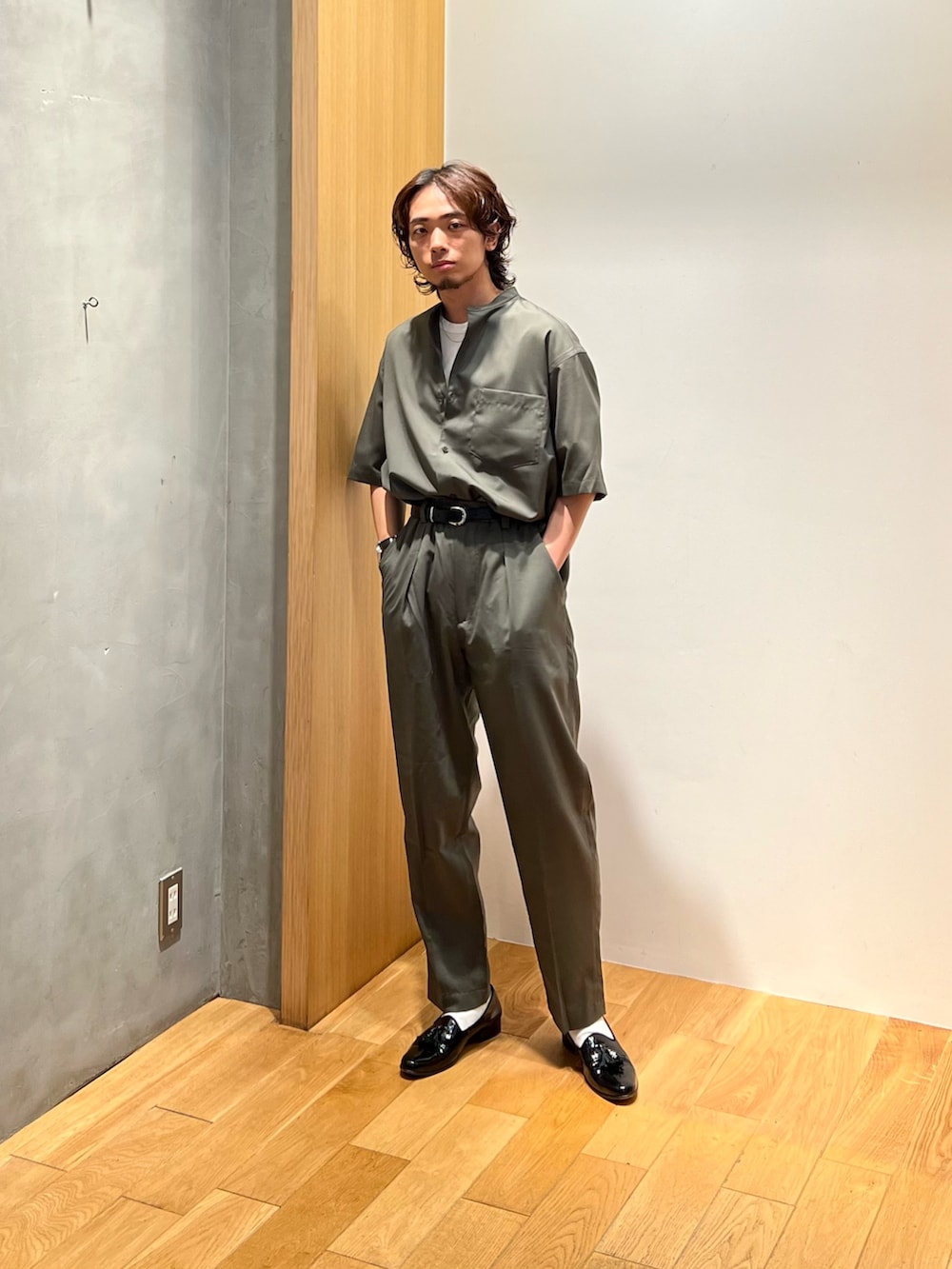 グリーン系のシャツ/ブラウス、ホワイト系のTシャツ/カットソー、グリーン系のその他パンツを着用したメンズの夏コーディネートの3枚目の写真