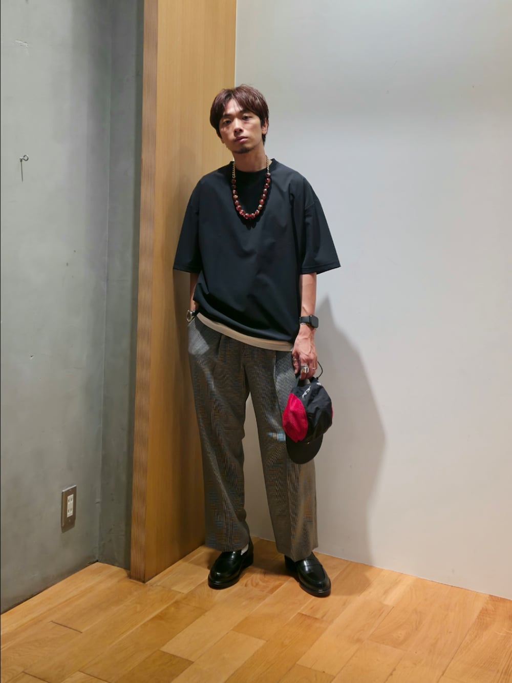 ブラック系のTシャツ/カットソー、ホワイト系のタンクトップ、その他のその他パンツを着用したメンズの夏コーディネートの2枚目の写真