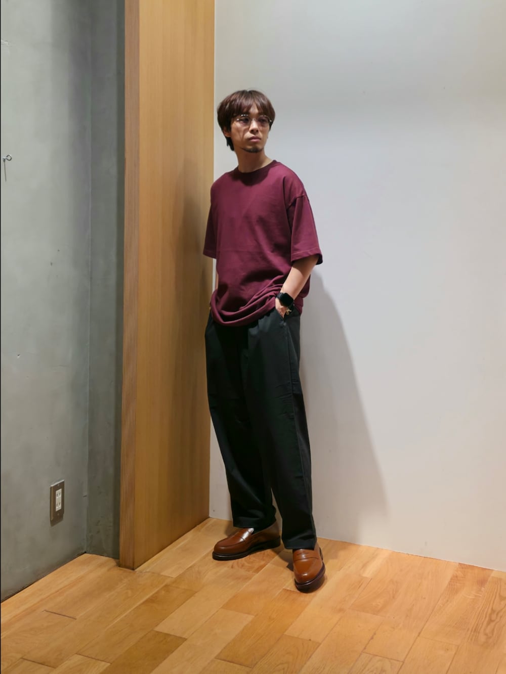 ブルー系のその他アウター、レッド系のTシャツ/カットソー、ブラック系のその他パンツを着用したメンズの夏コーディネートの5枚目の写真