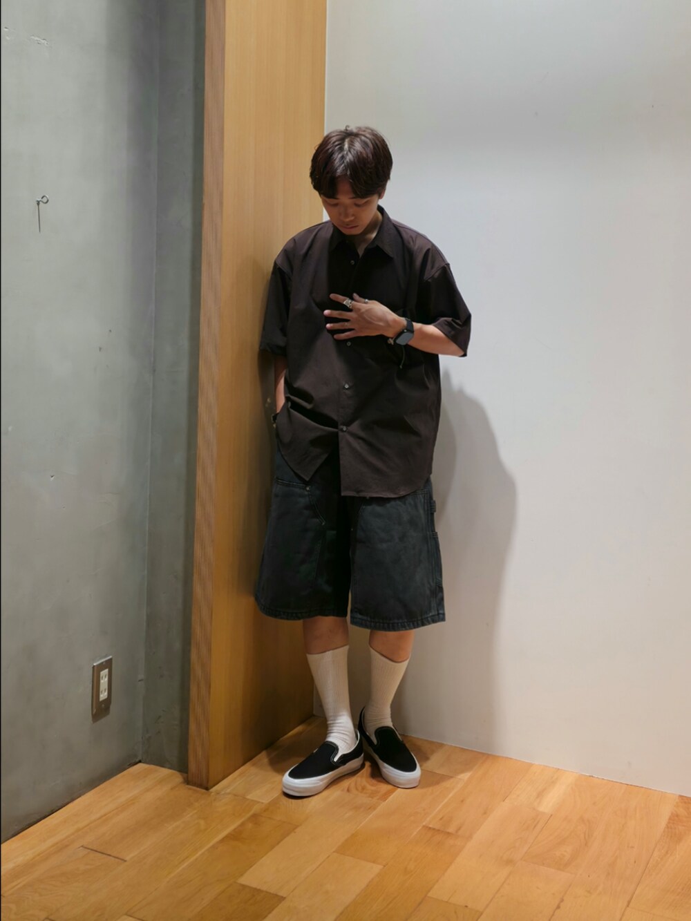 ブルー系のその他アウター、レッド系のシャツ/ブラウス、ブラック系のその他パンツを着用したメンズの夏コーディネートの3枚目の写真