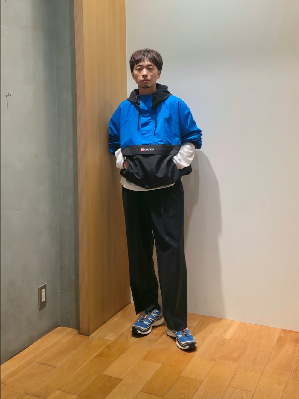 ブルー系のナイロンジャケット、ホワイト系のTシャツ/カットソー、ブルー系のその他パンツを着用したメンズの秋コーディネートの3枚目の写真