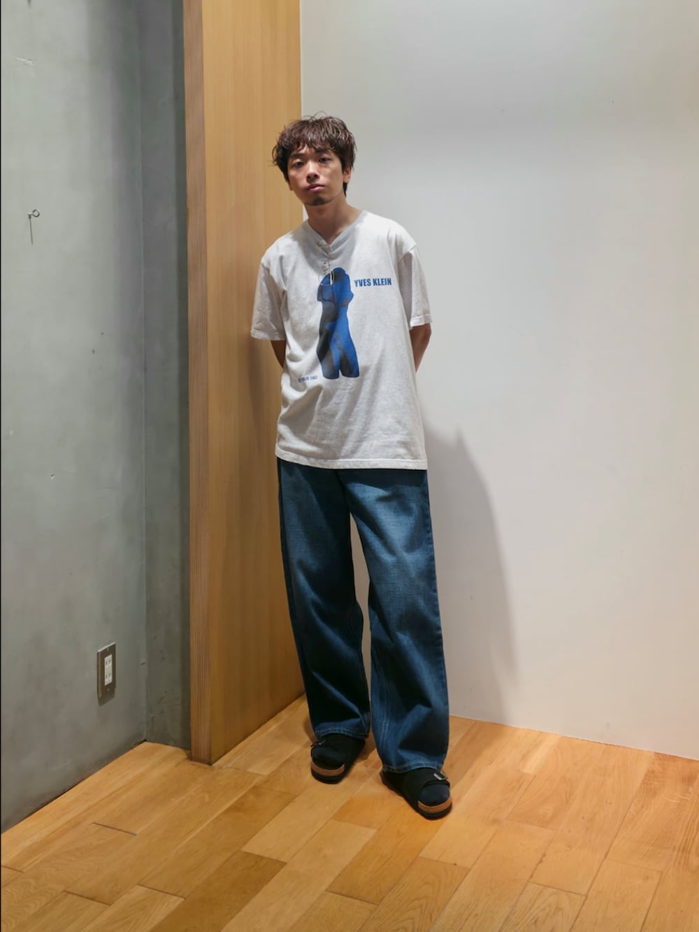 グレー系のカバーオール、その他のTシャツ/カットソー、ブルー系のデニムパンツを着用したメンズの夏コーディネートの3枚目の写真