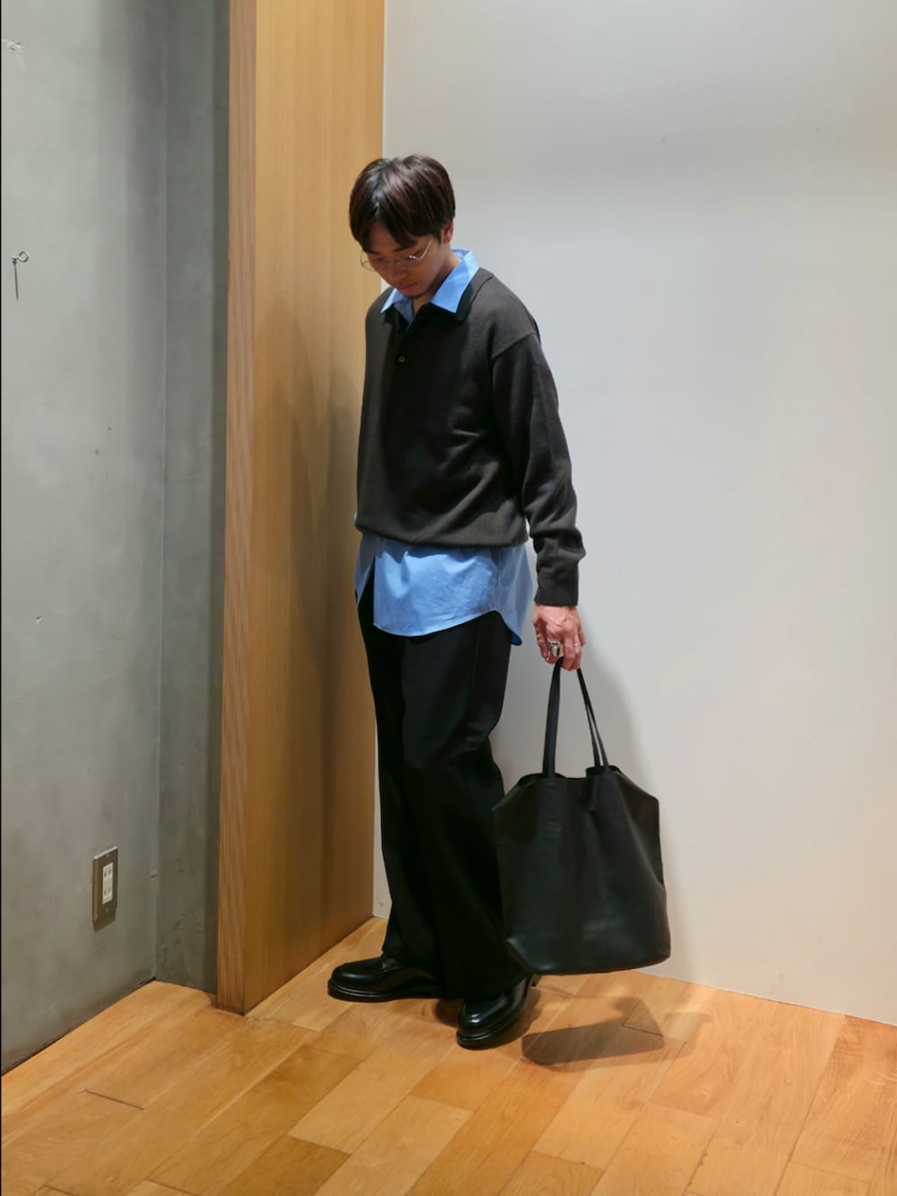 ブラウン系のニット/セーター、ブルー系のシャツ/ブラウス、ブラック系のその他パンツを着用したメンズの秋コーディネートの6枚目の写真