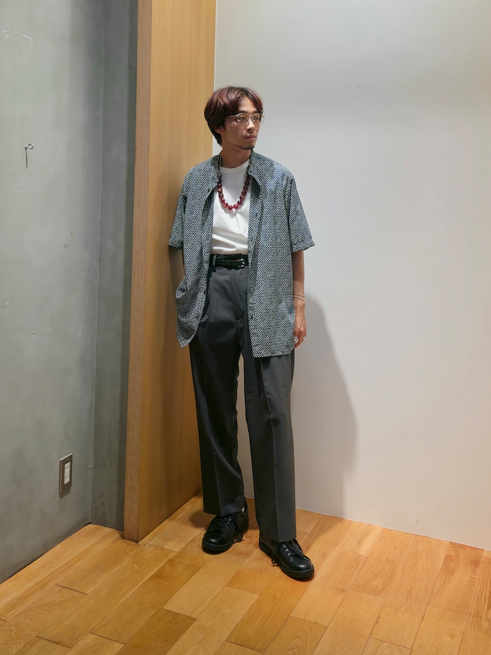 ブラック系のシャツ/ブラウス、ホワイト系のTシャツ/カットソー、グレー系のその他パンツを着用したメンズの夏コーディネートの3枚目の写真