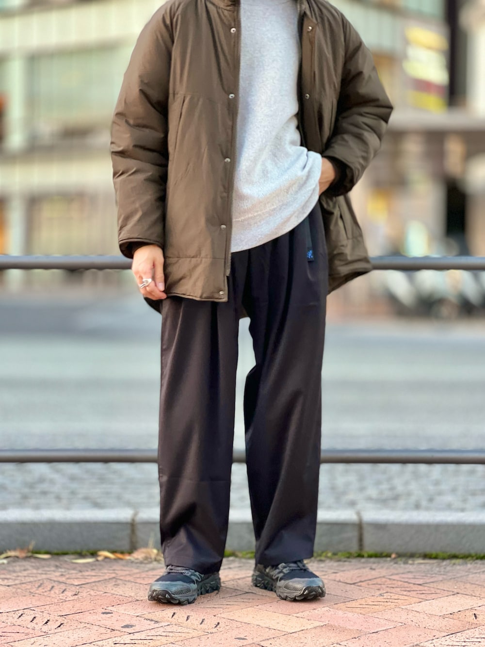 グリーン系のブルゾン、グレー系のスウェット、ブラック系のその他パンツを着用したメンズの秋コーディネートの5枚目の写真