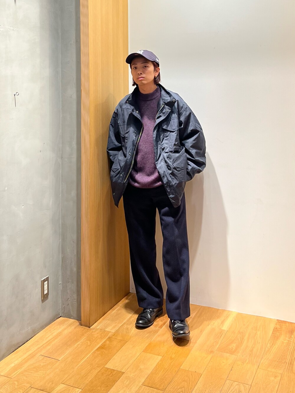 「ニット、レザー、冬コーデ、きれいめカジュアル、モード、お出かけコーデ、スラックス、冬アウター、モノトーン、キャップ、ミリタリー、シンプルコーデ、レイヤードスタイル、ハンドバッグ、大人カジュアル」|「ATONの『別注』ATON×URBAN RESEARCH M-65 FIELD JACKET(ナイロンジャケット、グレー系)」を使った、UR_SkmK.さん(メンズ・167cm)の秋コーディネートの2枚目の写真